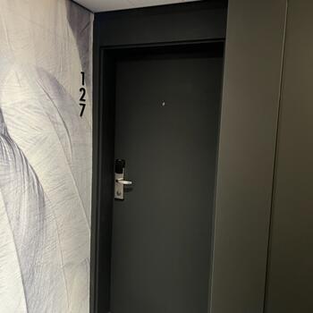 Reference: Polep bezpečnostních dveří v hotelu 