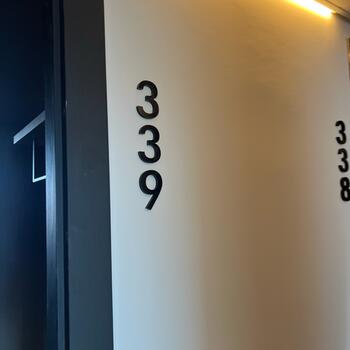 Reference: Polep bezpečnostních dveří v hotelu 