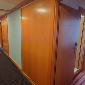 Reference: Polep bezpečnostních dveří v hotelu 