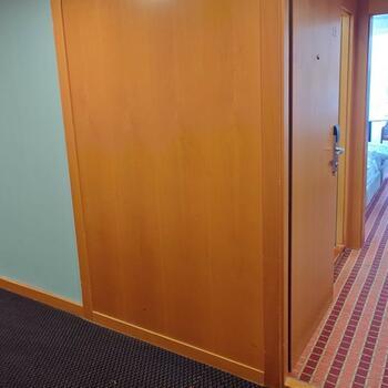 Reference: Polep bezpečnostních dveří v hotelu 