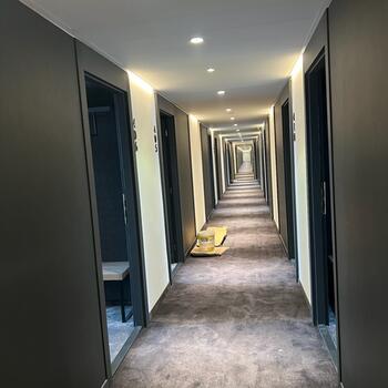 Reference: Polep bezpečnostních dveří v hotelu 