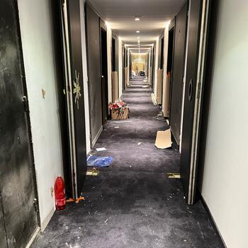 Reference: Polep bezpečnostních dveří v hotelu 