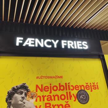 Faency Fries světelný nápis v OC FUTURUN