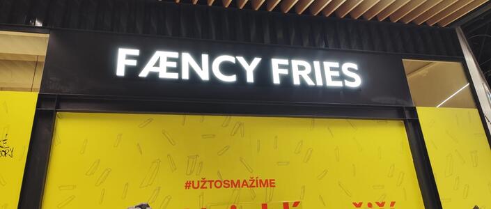 Reference Faency Fries světelný nápis v OC FUTURUN 