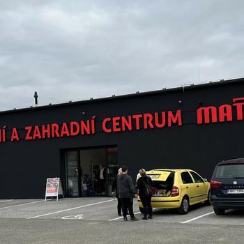 Světelný nápis černo červený na černé ploše