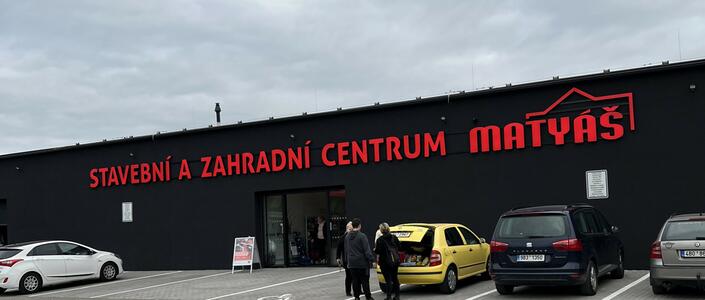 Reference Světelný nápis černo červený na černé ploše 