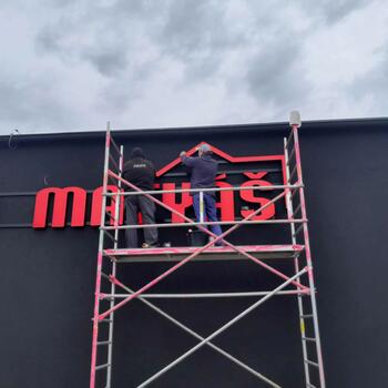 Reference: Světelný nápis černo červený na černé ploše 