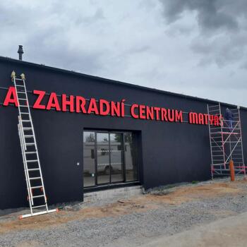 Reference: Světelný nápis černo červený na černé ploše 