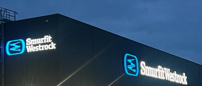 Reference Zářící nápisy SMURFIT WESTROCK 