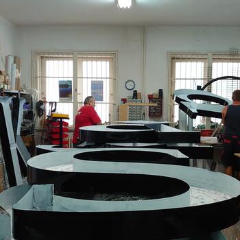 Reference: Zářící nápisy SMURFIT WESTROCK 