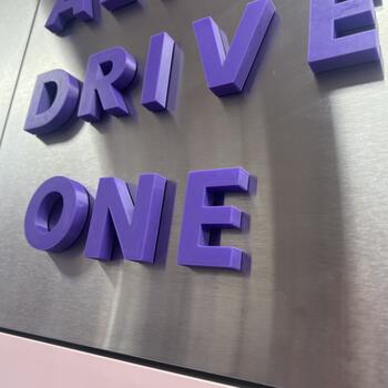 Reference: Světelné nápisy a 3D písmo – KS Space 