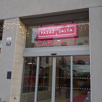 Reference: Neonový nápis CABARET 