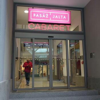 Reference: Neonový nápis CABARET 