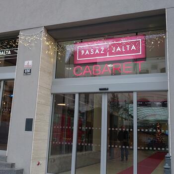 Reference: Neonový nápis CABARET 