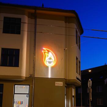 Neon na fasádě – Candle Stories