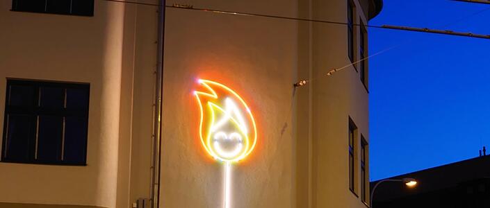 Reference Neon na fasádě – Candle Stories 