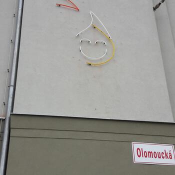 Reference: Neon na fasádě – Candle Stories 