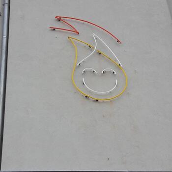 Reference: Neon na fasádě – Candle Stories 