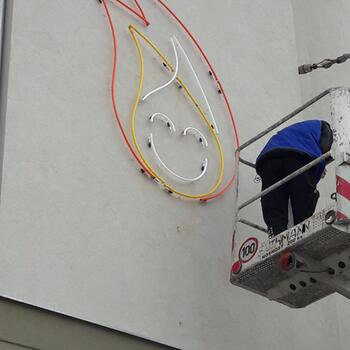 Reference: Neon na fasádě – Candle Stories 