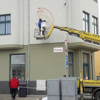 Reference: Neon na fasádě – Candle Stories 