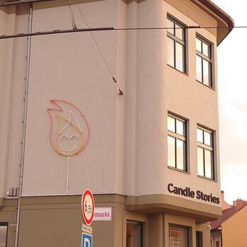 Reference: Neon na fasádě – Candle Stories 